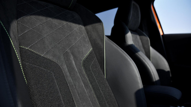 Nouveau SUV PEUGEOT 2008 : sièges en cuir et Alcantara® avec plan de forme dynamique